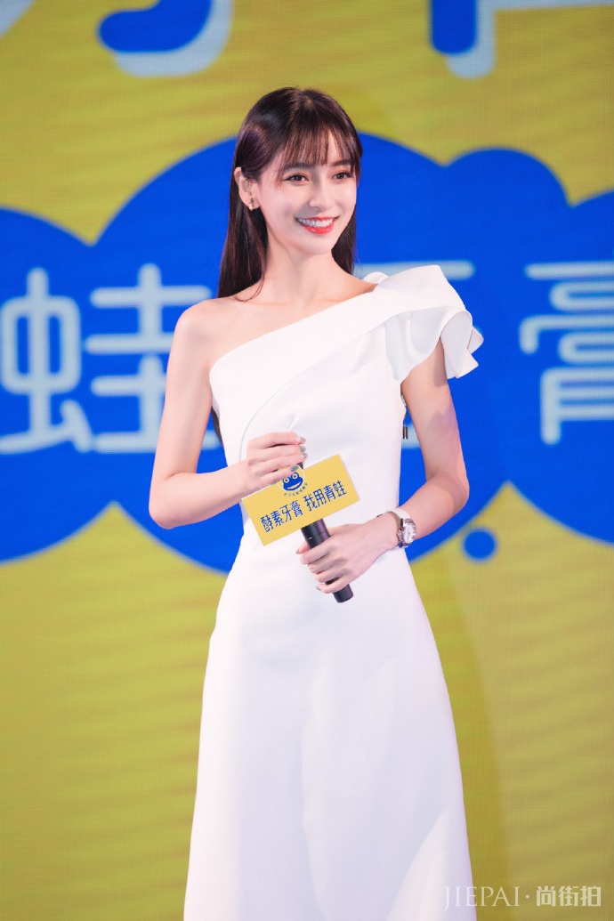Angelababy这回美得太犯规,穿白色长裙像18岁