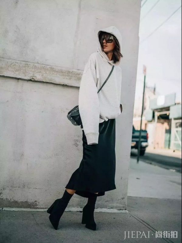 女生秋冬卫衣怎么穿好看？卫衣比高领衫减龄比衬衫实穿