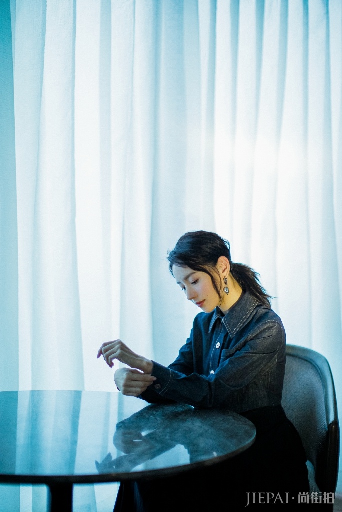 董洁出席品牌活动造型曝光 秋冬搭配气质典雅