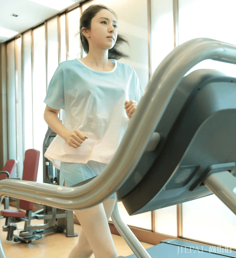 董璇晒晨练照素颜出境,穿短裤看得我想跪,腿这么美哪像结了婚?