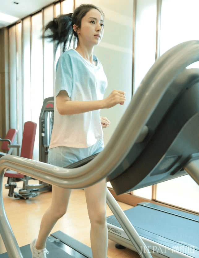 董璇晒晨练照素颜出境,穿短裤看得我想跪,腿这么美哪像结了婚?