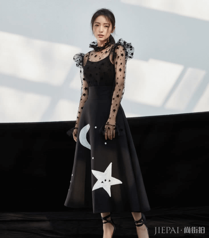 董璇晒晨练照素颜出境,穿短裤看得我想跪,腿这么美哪像结了婚?