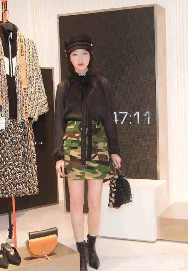 周冬雨穿衣楷模，迷彩裙混搭透视衣，时尚满分！