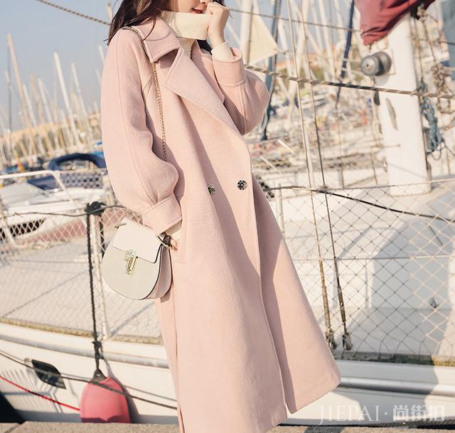 一件粉色大衣让你秋冬穿起来温暖又减龄，拥有十足女人味
