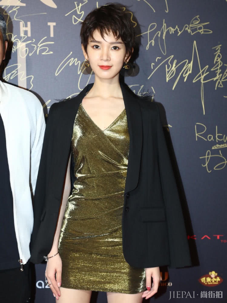 陈瑶大变样,剪短发涂大红唇,美中带酷有个性