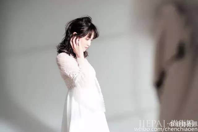 38岁陈乔恩换新发型，新的中长发发型减龄又文艺！