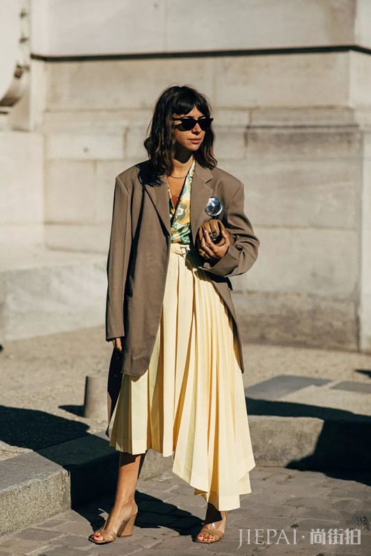 西装配裙子怎样搭好看 看欧美街头潮人这样穿搭提升回头率200%