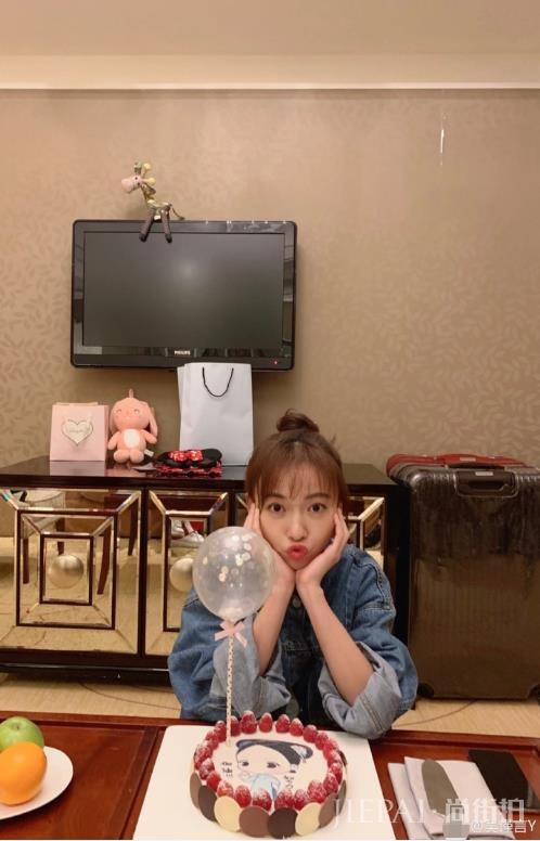 吴谨言发文纪念过去迎接新角色 嘟嘴卖萌可爱十足