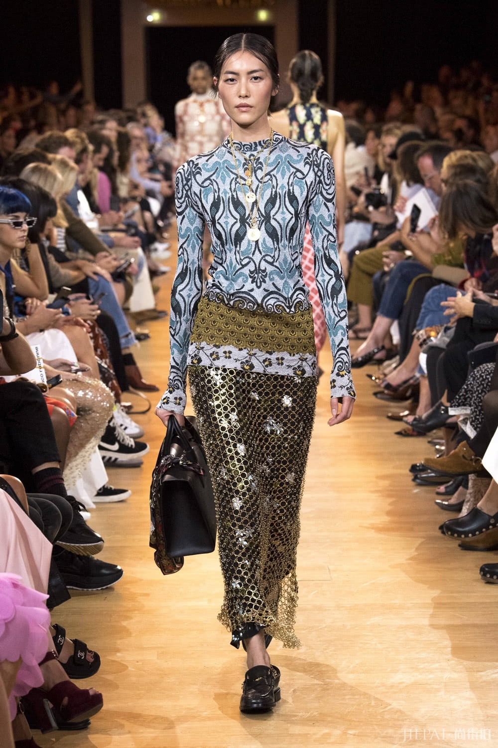 刘雯时装周共走5场秀，气场强大，场场惊艳，不愧是“国模之光”