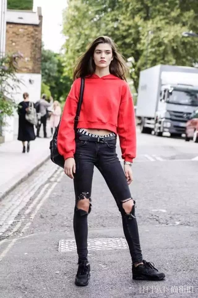 卫衣+牛仔裤=在2018秋冬街拍真的时髦炸了