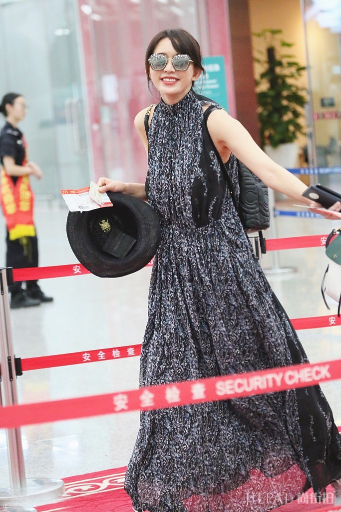 林志玲机场街拍 大胆的穿着绿色都能搭出美美少女感,气质满分