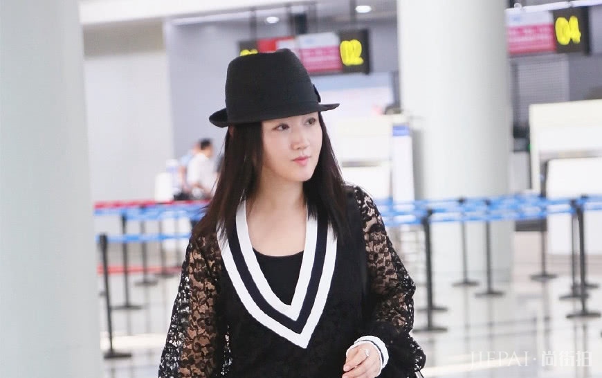 杨钰莹现身机场,蕾丝V领上衣配短裙,40多岁了越活越年轻