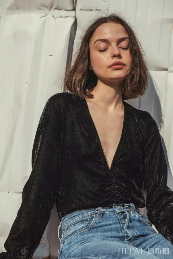 秋冬丝绒衣服怎么搭配?别想了,今年秋冬还是丝绒的天下