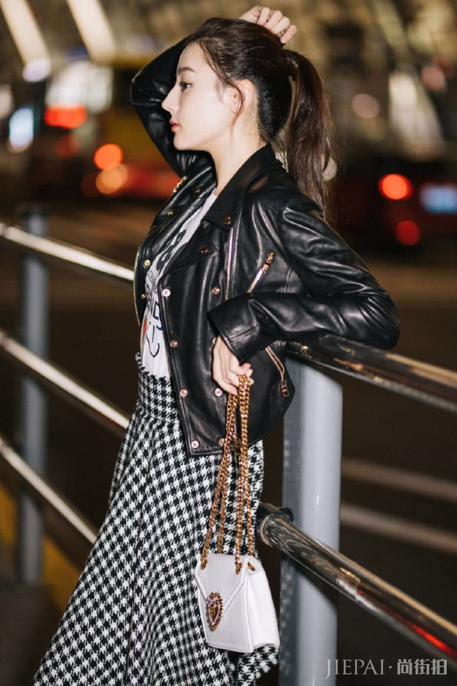 迪丽热巴太美!都是白色T恤搭黑色牛仔裤,在她身上就是不一样