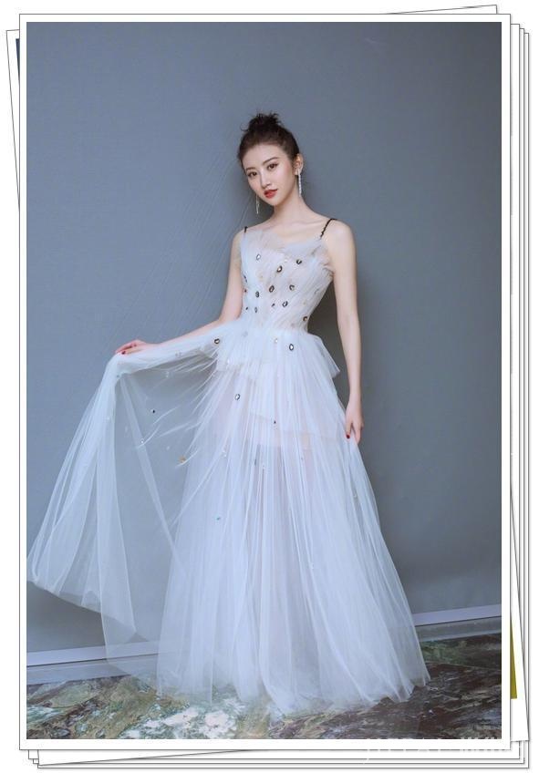 景甜真勇！这个季节还光腿走机场，网友：眼皮跟“刀砍”的一样！