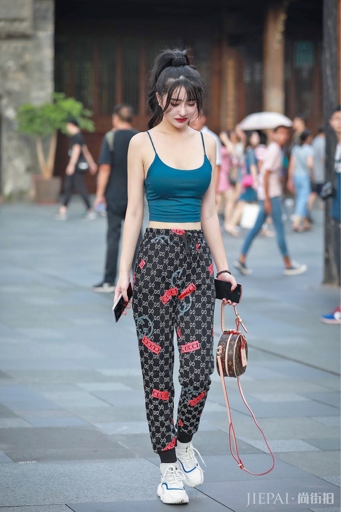 街拍:穿搭新潮的小姐姐,个性的穿搭,前卫范儿十足!