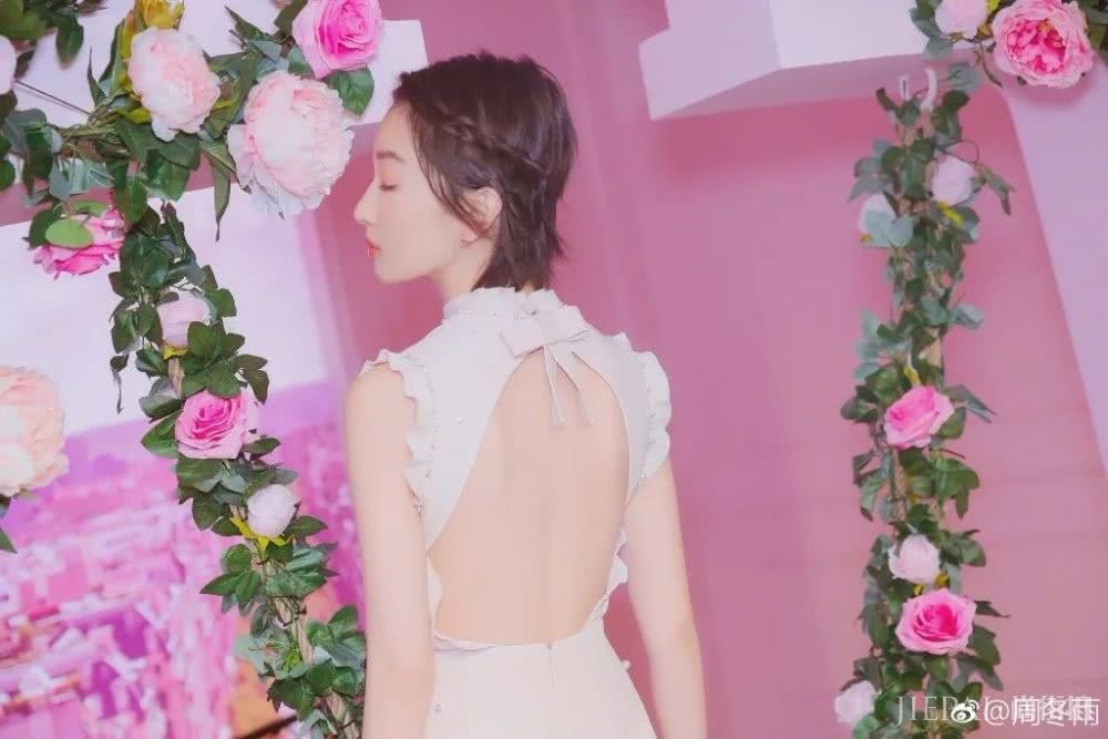 关晓彤凭一条评论上热搜,不仅恋情甜蜜超吸睛,妆容更抢眼