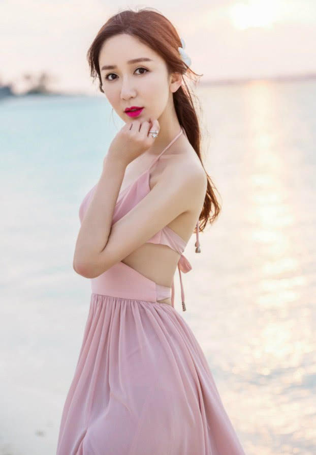 娄艺潇穿裙子大秀美背,好像穿了件“内衣”,性感十足