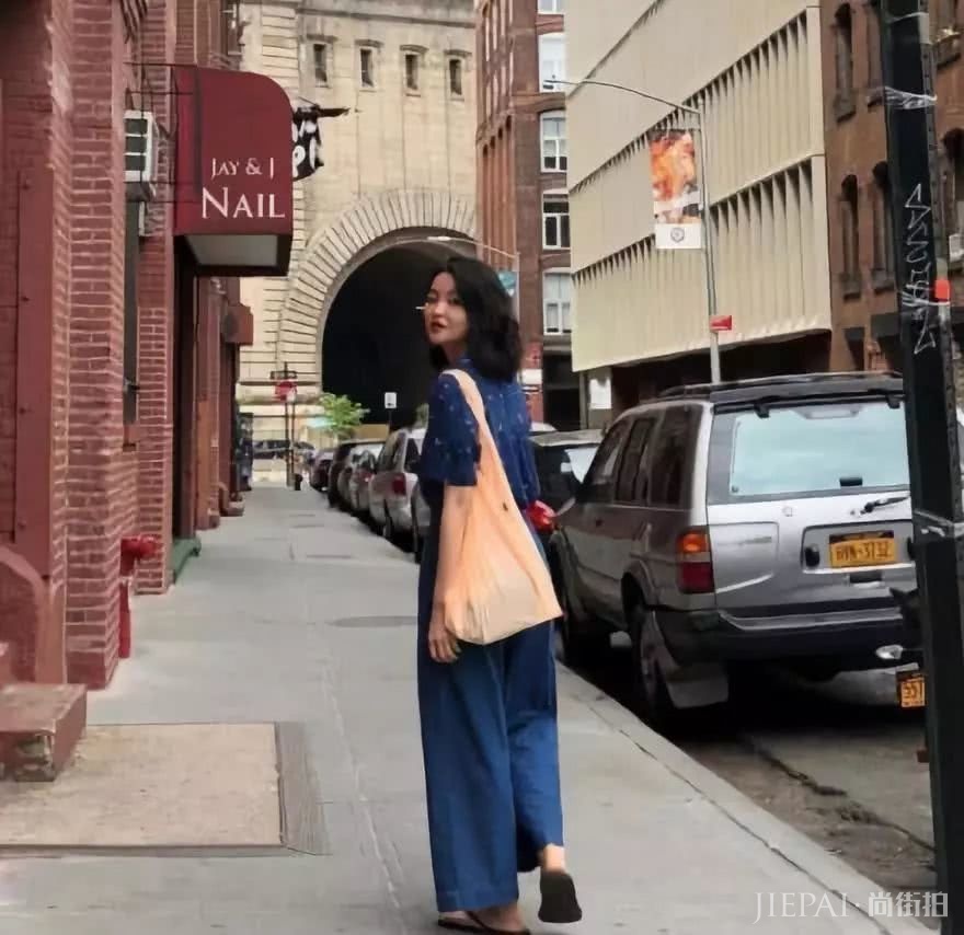 中性西装配偏分短发是绝配,复古风不好演绎,能撑起来的都是有颜值的小姐姐