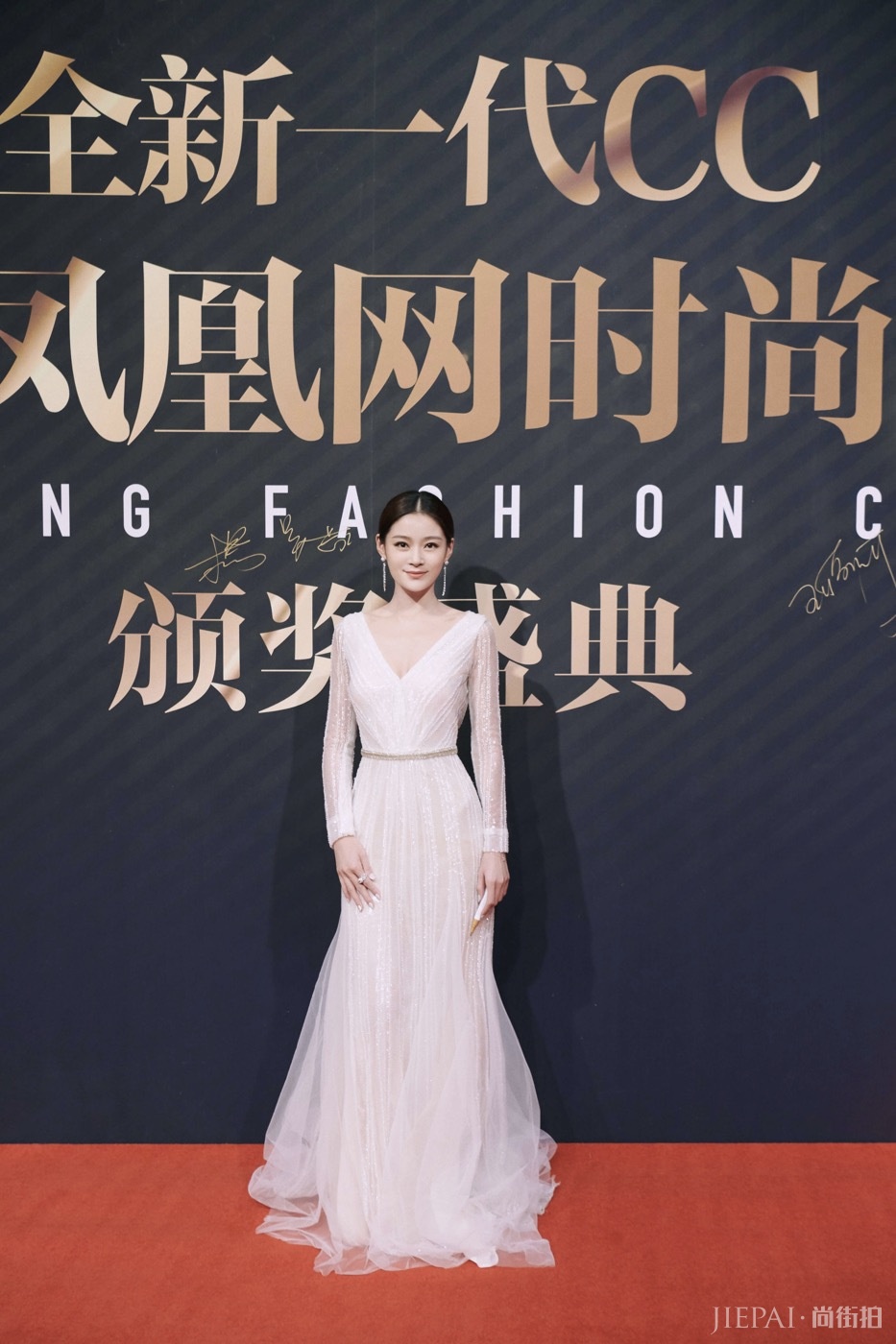 王媛可透视白纱裙亮相时尚活动 被赞“仙女可”