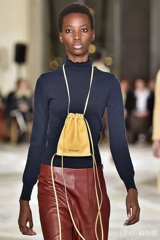 时尚圈的黑科技挂脖包你尝试过吗?