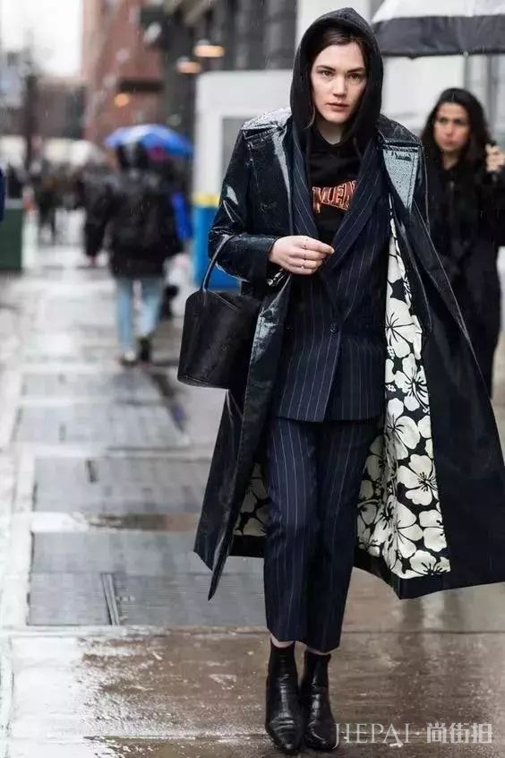 女生秋冬卫衣怎么穿好看？卫衣比高领衫减龄比衬衫实穿