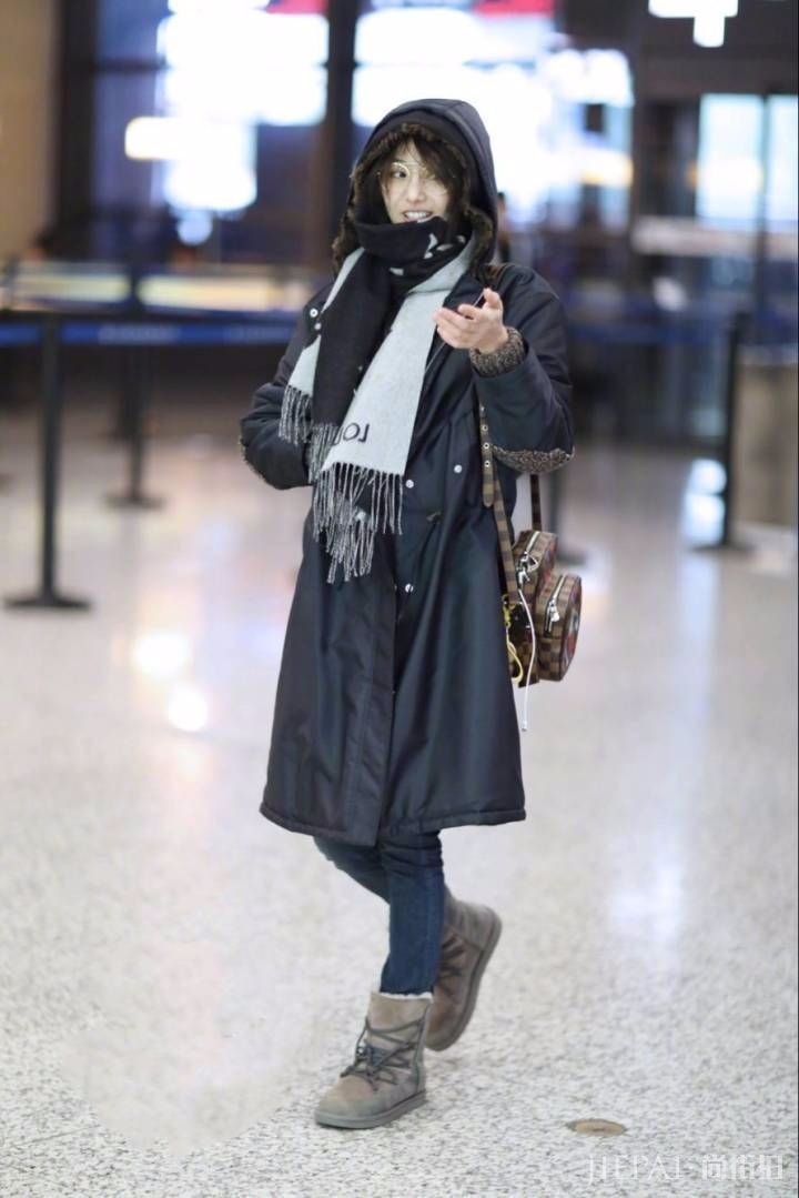 郑爽想突破自己尝试性感风格,没想到被她几万块的包抢镜了!