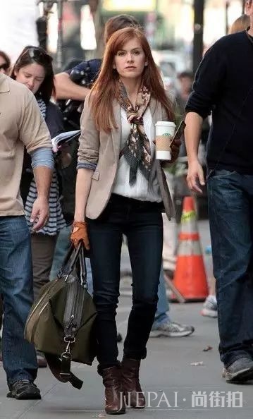 丝巾不知道怎么围时尚？早秋这样系让你搭出气质！！