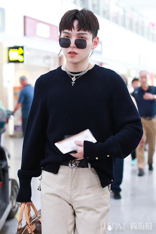 朱星杰机场街拍 一件针织衫上万块!各种“壕”