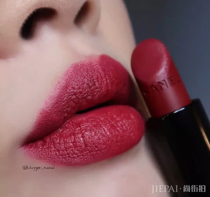 唐艺昕真会化妆 选唇色品味简直好的不要不要的