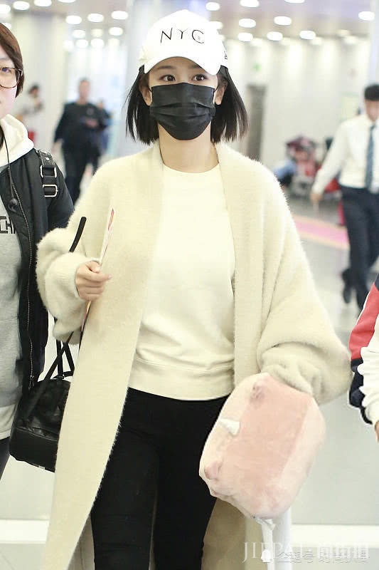 杨紫被毛绒针织坑惨,这次还是谭松韵的中长款更胜一筹