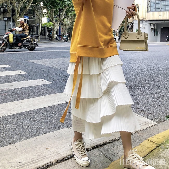 今年流行这样搭，“网纱裙+卫衣”混配