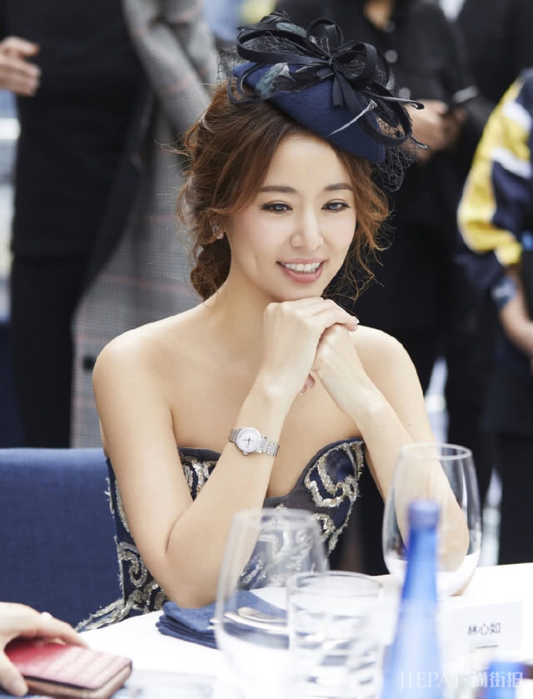 林心如用两套服装出席活动,作训服精致礼服优雅,扎葫芦辫甜炸了