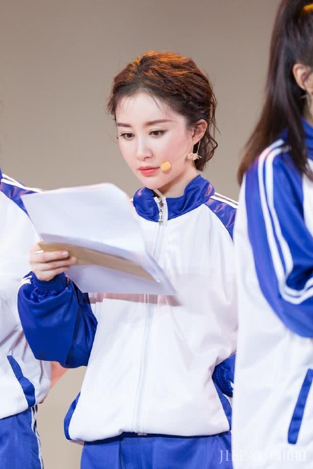 30岁舒畅最新造型，穿对了衣服，又加上摩卡波波头发型，美呆了