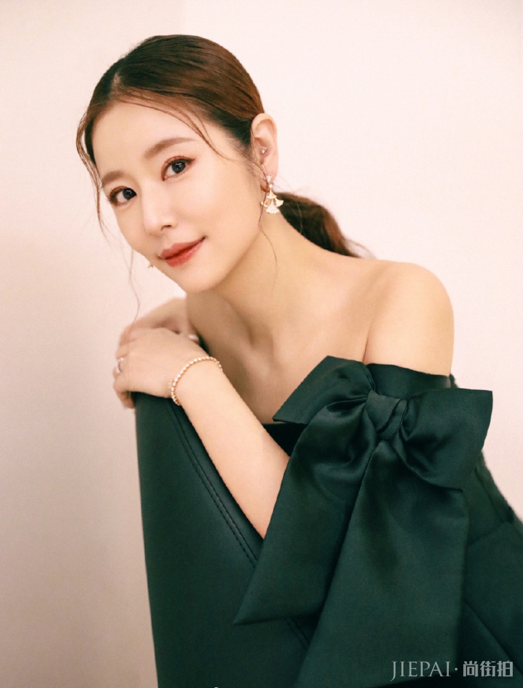 林心如真任性，墨绿色礼服配显得特别高贵 满满的贵妇的气质