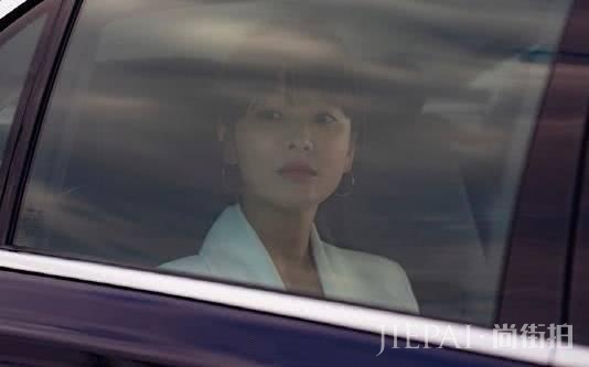 宋慧乔短发搭粉色连衣裙，清纯少女秒变职场女强，新剧照再度惊艳