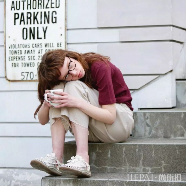 红梨色衣服怎么搭配 秋天更新衣橱色调少不了它