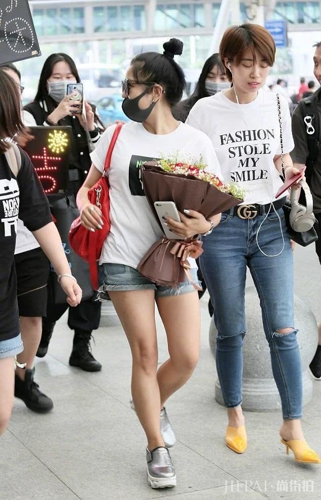 张韶涵T恤搭配小脚裤显高又显瘦,真会穿