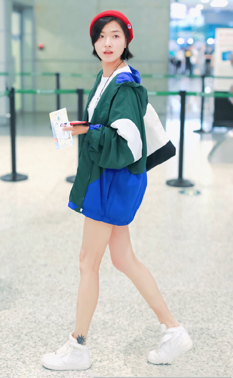 小红帽抢镜却配件绿上衣，36岁万茜满满少女感