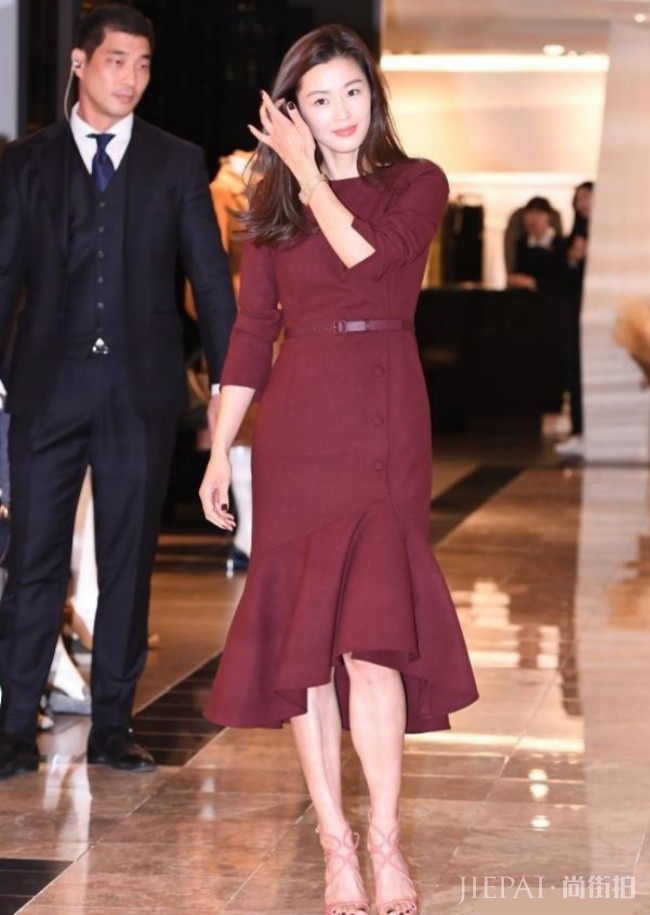 全智贤一袭红色鱼尾裙亮相活动，优雅又霸气，简直是现代版千颂伊