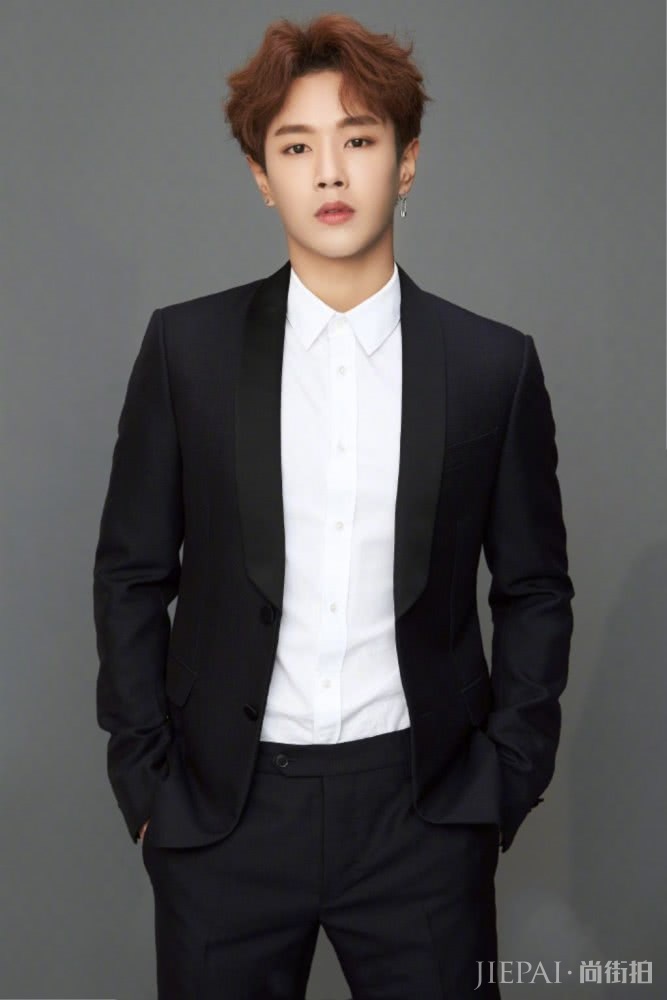 UNIQ五子同穿西装,化身儒雅绅士,散发迷人魅力,谁更帅?