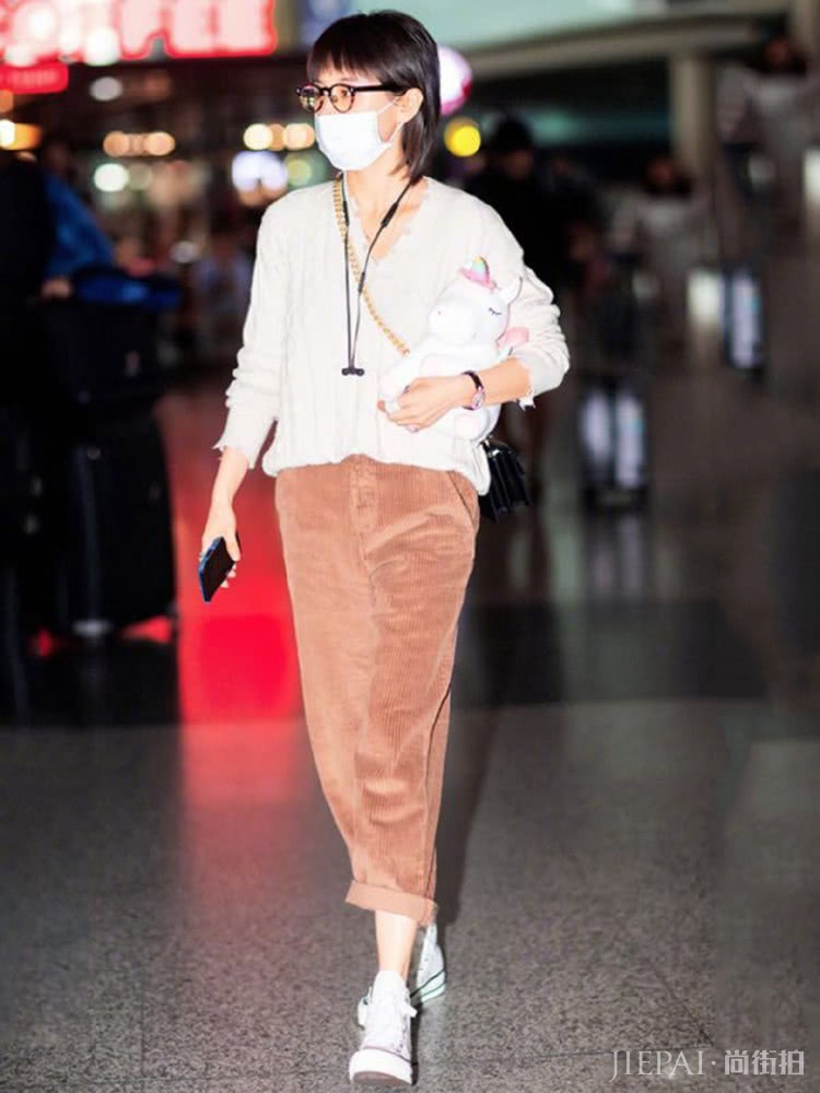 说土黄裤子穿着丑的,看看董洁和王子文的搭配,就知道什么叫美得高级了