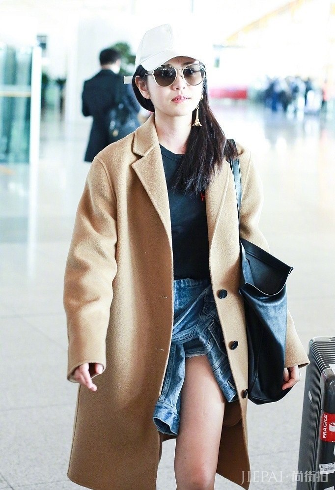 陈妍希驼色大衣配超短裤,当看到她露出的腿后我无语了