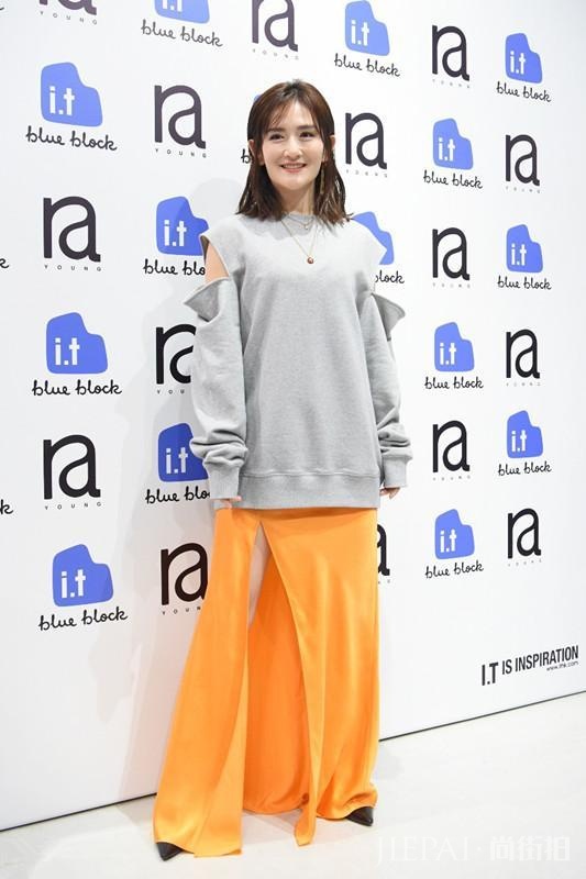 谢娜越来越会穿了!灰色毛衣配橙色高叉裙秀腿,美得像个小仙女