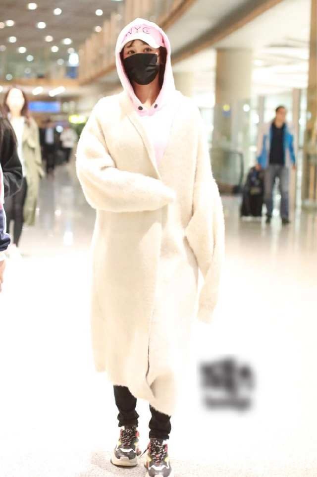 杨紫离开秦俊杰后衣品下降,穿优雅大衣配运动鞋,依然好看