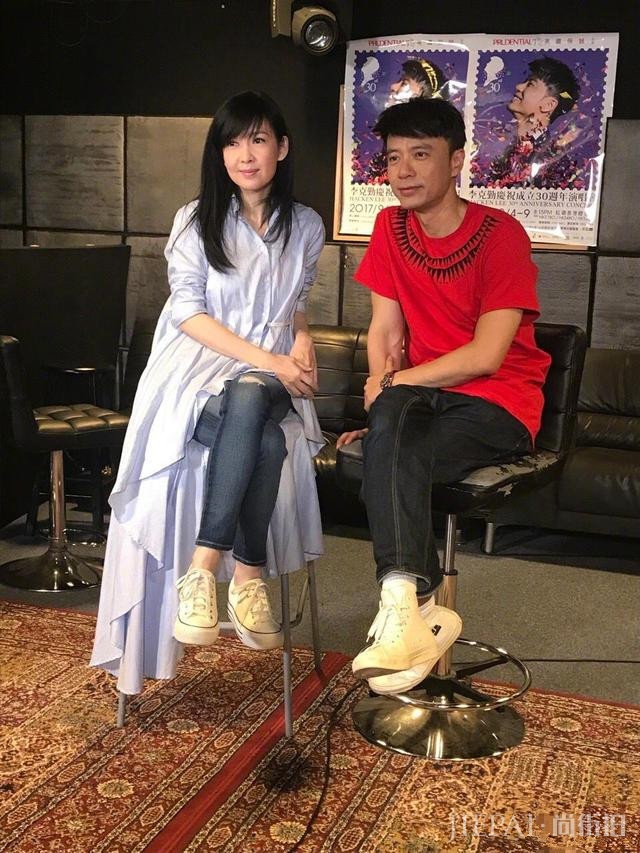 这件抹胸裙让周慧敏一下年轻到20岁，看来会穿衣很重要！