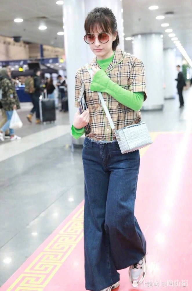 吴昕机场街拍 超大格子外套+“拖地裤” 打扮显邋遢