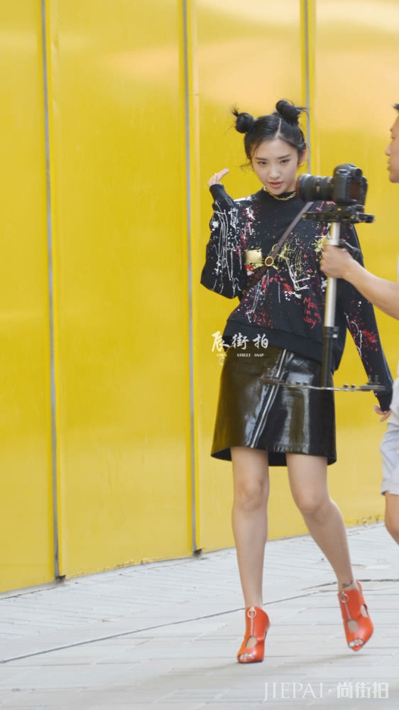 路遇唐艺昕！无美颜镜头下的她吓到我了 颜值真的是经得起考验