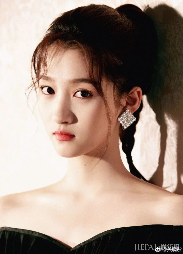 关晓彤凭一条评论上热搜,不仅恋情甜蜜超吸睛,妆容更抢眼