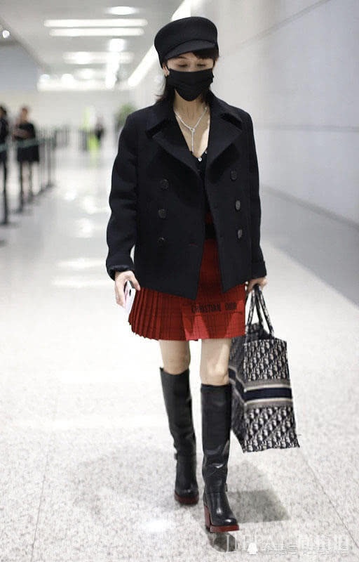 杨颖王子文都在背这款包,时尚女王和“拎购物袋”差距一目了然